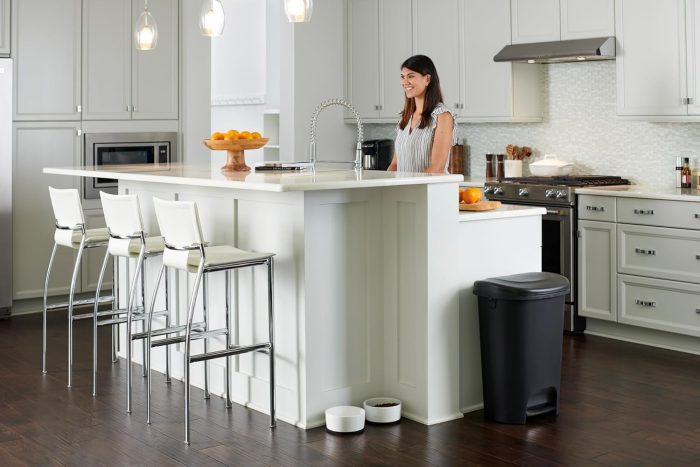 Rubbermaid Classic Step-On Trash Can with Lid - Image 8
